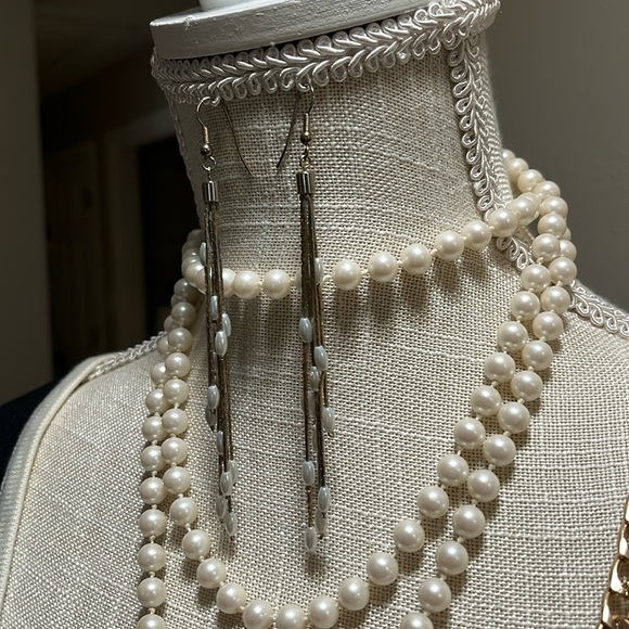Jewelry - Costume Faux Pearl Earring